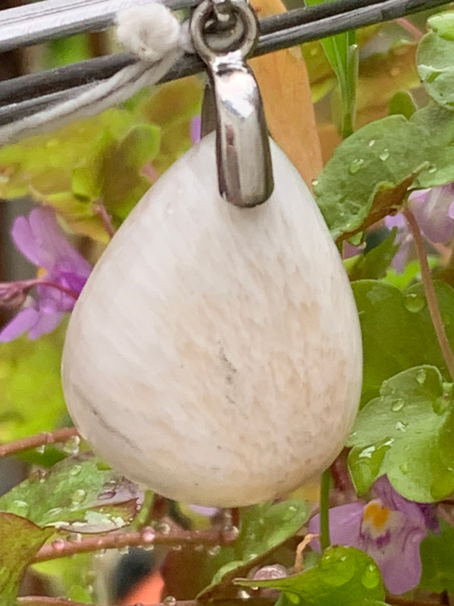 Scolecite (famille des zéolites), pendentif en Argent 925 de 40mm de hauteur x 20 de largeur x 5 d'épaisseur. Vendu avec cordon réglable de couleur noire !
