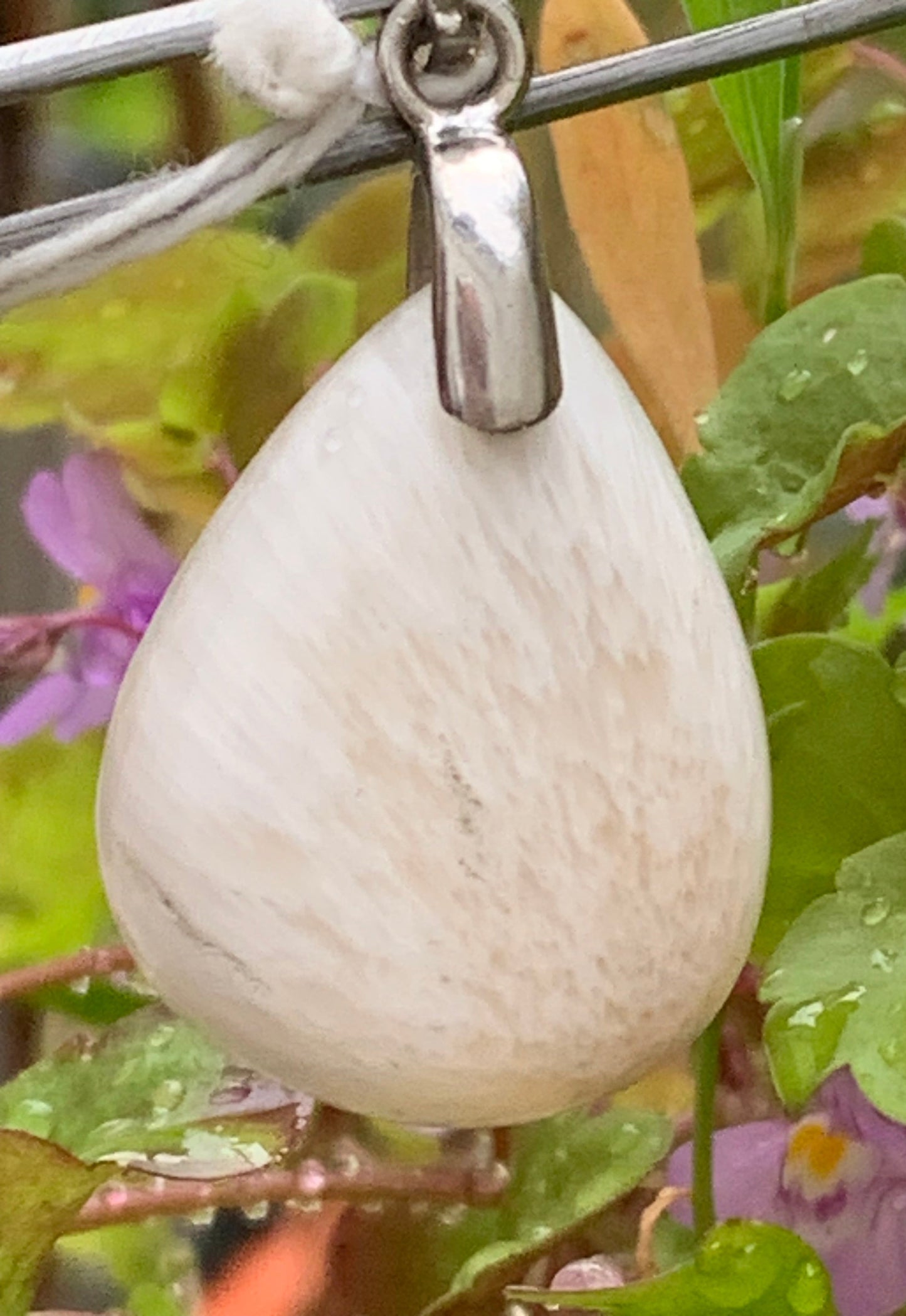 Scolecite (famille des zéolites), pendentif en Argent 925 de 40mm de hauteur x 20 de largeur x 5 d'épaisseur. Vendu avec cordon réglable de couleur noire !