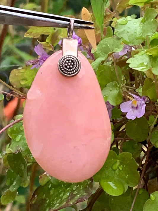 Mangano-calcite, pendentif en Argent 925 de 60mm de hauteur x 30 de largeur x 15 d'épaisseur. Vendu avec cordon réglable de couleur noire !