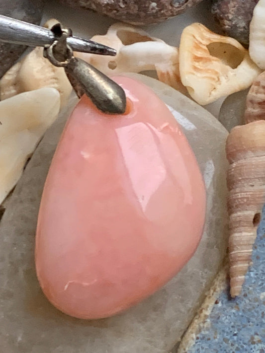 Mangano-calcite, pendentif en Argent 925 de 50mm de hauteur x 24 de largeur x 10 d'épaisseur. Vendu avec cordon réglable de couleur noire !