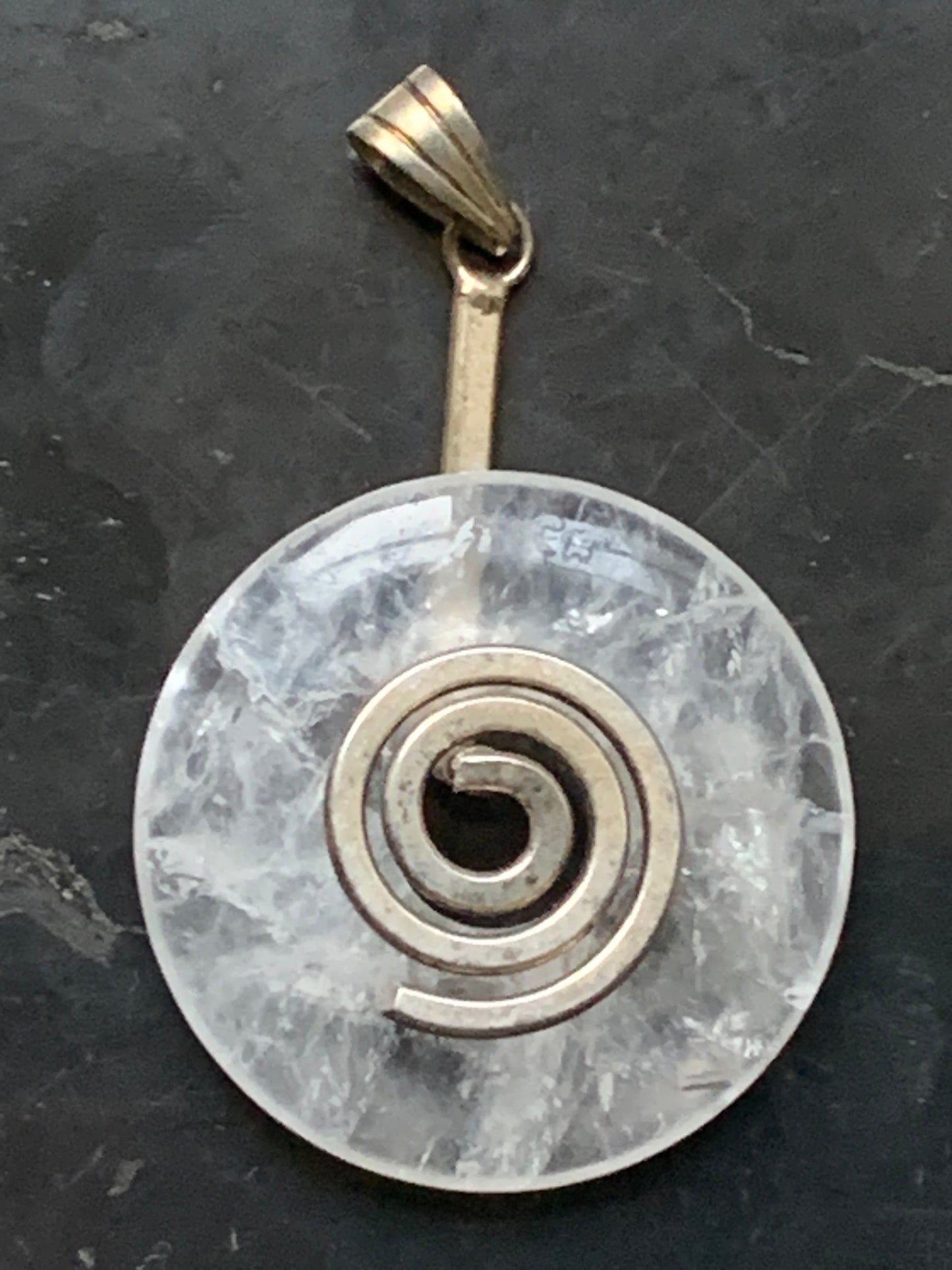 Cristal de roche/ Quartz, pendentif Donuts, 30mm de hauteur x 30 de largeur x 6 d'épaisseur. Vendu avec cordon réglable de couleur noire !