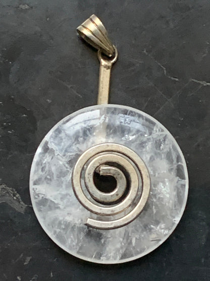 Cristal de roche/ Quartz, pendentif Donuts, 30mm de hauteur x 30 de largeur x 6 d'épaisseur. Vendu avec cordon réglable de couleur noire !
