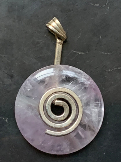 Améthyste, pendentif 'donuts' de 30mm de hauteur x 30 de largeur x 6 d'épaisseur. Vendu avec cordon réglable de couleur noire offert !