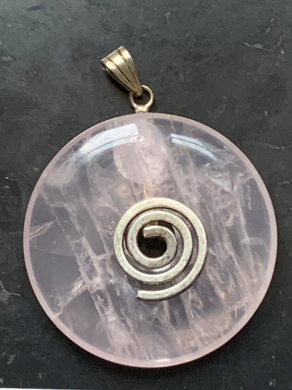 Cristal de roche/ Quartz rose, pendentif Donuts, 40mm de hauteur x 40 de largeur x 7 d'épaisseur. Vendu avec cordon réglable de couleur noire !