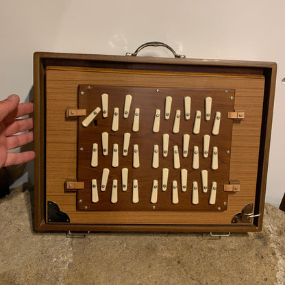 Shruti Box de qualité supérieure, au choix en 432 ou 440 hertz de chez 'Monoj Kumar Sardar & Bros.', 3 rangées d'octaves. Un pur instrument à tonalité fondamentale. Cela fonctionne comme un harmonium. 41 × 32 × 8,50cm - 5,90 kg. Vendu avec housse !