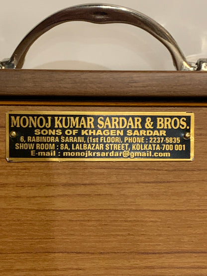 Shruti Box de qualité supérieure, au choix en 432 ou 440 hertz de chez 'Monoj Kumar Sardar & Bros.', 3 rangées d'octaves. Un pur instrument à tonalité fondamentale. Cela fonctionne comme un harmonium. 41 × 32 × 8,50cm - 5,90 kg. Vendu avec housse !