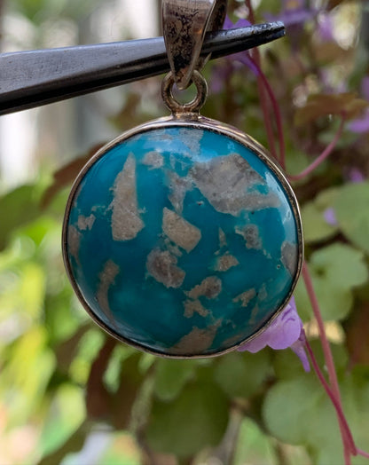 Turquoise Perse ! Pendentif en Argent 925 de 38mm de hauteur x 26 de largeur x 12 d'épaisseur. Vendu avec cordon réglable de couleur noire !