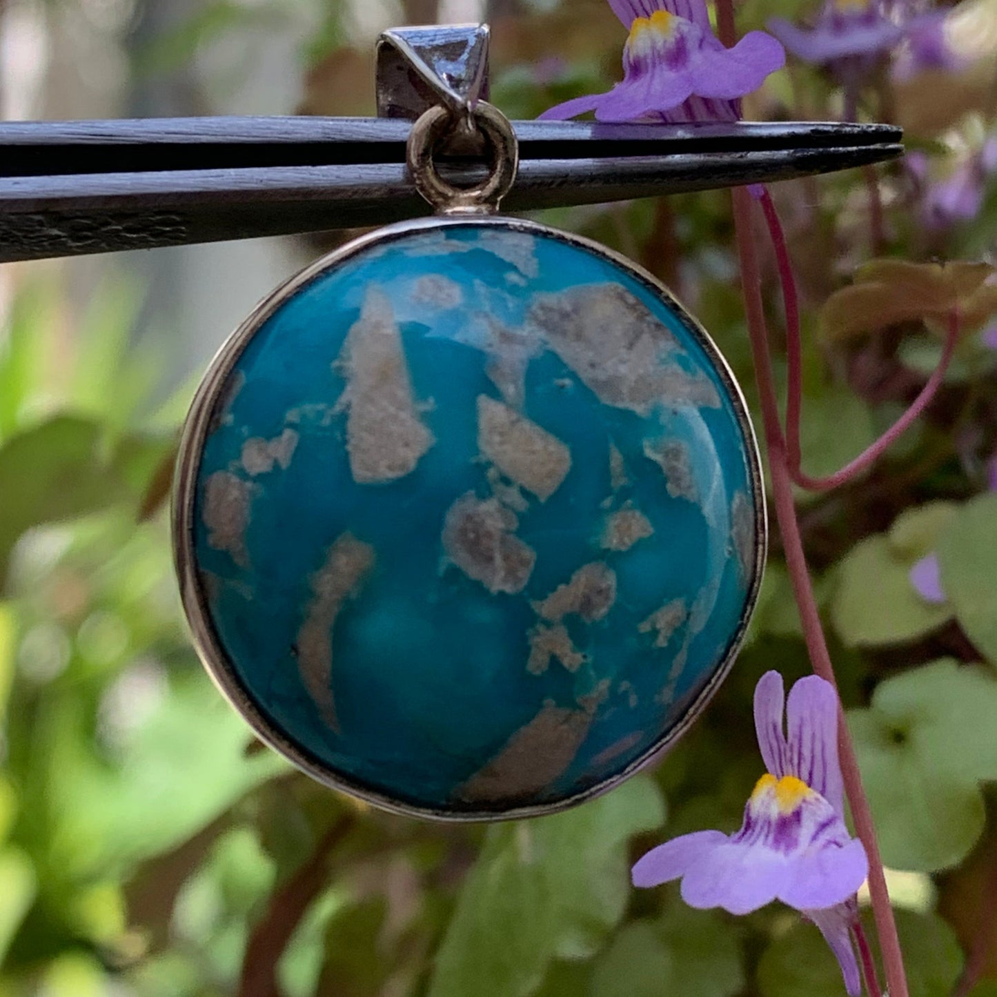 Turquoise Perse ! Pendentif en Argent 925 de 38mm de hauteur x 26 de largeur x 12 d'épaisseur. Vendu avec cordon réglable de couleur noire !