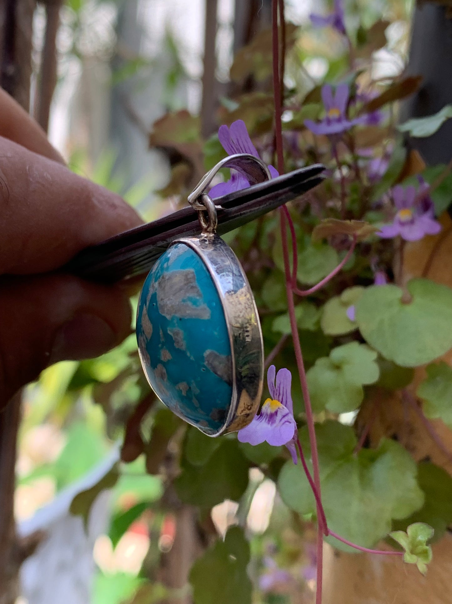 Turquoise Perse ! Pendentif en Argent 925 de 38mm de hauteur x 26 de largeur x 12 d'épaisseur. Vendu avec cordon réglable de couleur noire !