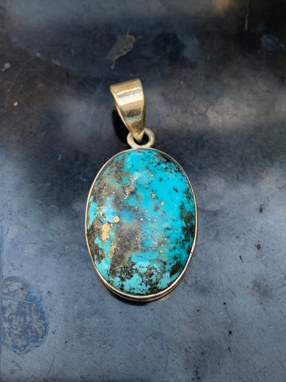 Turquoise Perse ! Pendentif en Argent 925 de 40mm de hauteur x 19 de largeur x 9 d'épaisseur. Vendu avec cordon réglable de couleur noire !