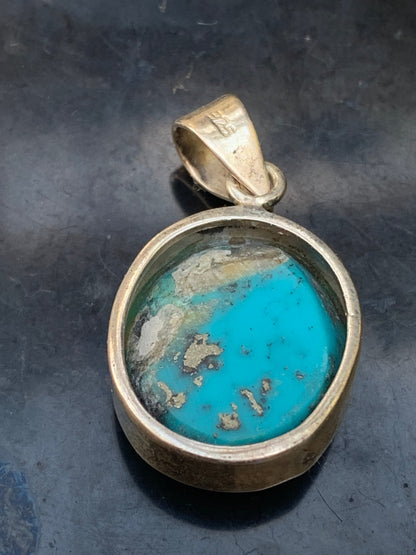 Turquoise Perse ! Pendentif en Argent 925 de 35mm de hauteur x 21 de largeur x 10 d'épaisseur. Vendu avec cordon réglable de couleur noire !