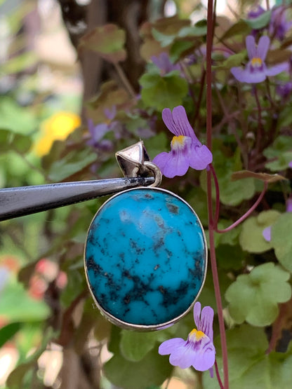 Turquoise Perse ! Pendentif en Argent 925 de 35mm de hauteur x 21 de largeur x 10 d'épaisseur. Vendu avec cordon réglable de couleur noire !