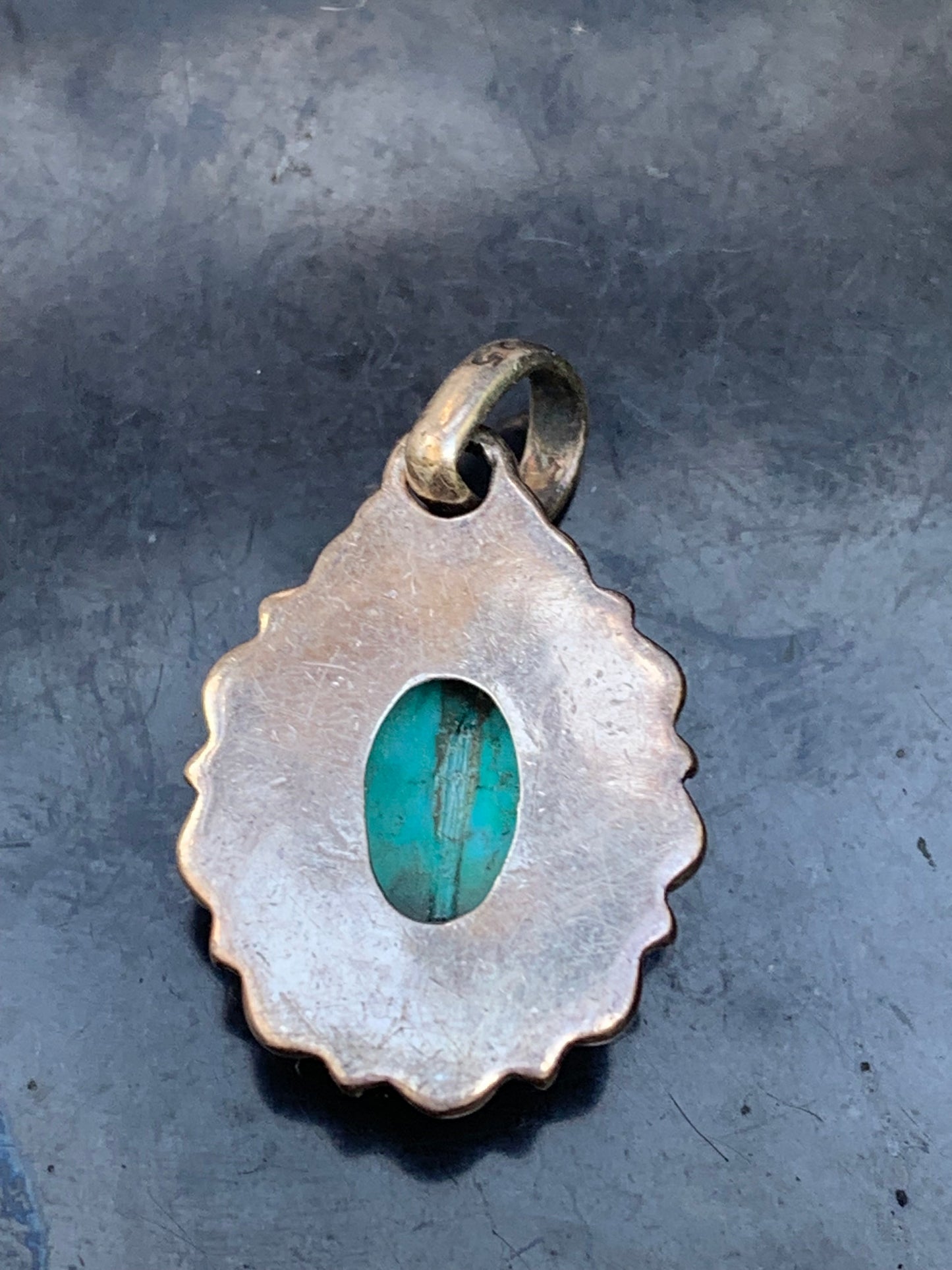 Turquoise Perse ! Pendentif en Argent 925 de 30mm de hauteur x 17 de largeur x 7 d'épaisseur. Vendu avec cordon réglable de couleur noire !