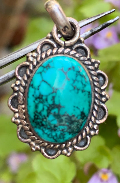 Turquoise Perse ! Pendentif en Argent 925 de 30mm de hauteur x 17 de largeur x 7 d'épaisseur. Vendu avec cordon réglable de couleur noire !