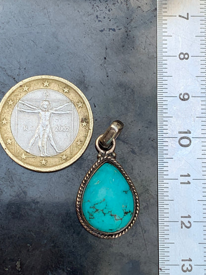 Turquoise Perse ! Pendentif en Argent 925 de 30mm de hauteur x 15 de largeur x 8 d'épaisseur. Vendu avec cordon réglable de couleur noire !