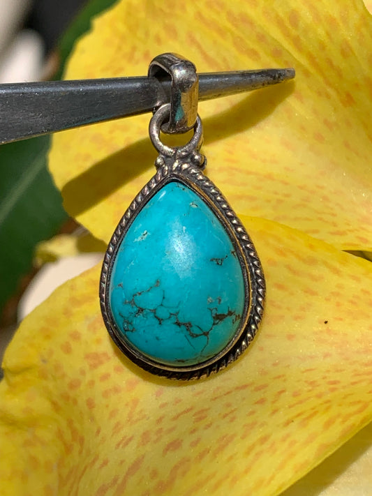 Turquoise Perse ! Pendentif en Argent 925 de 30mm de hauteur x 15 de largeur x 8 d'épaisseur. Vendu avec cordon réglable de couleur noire !