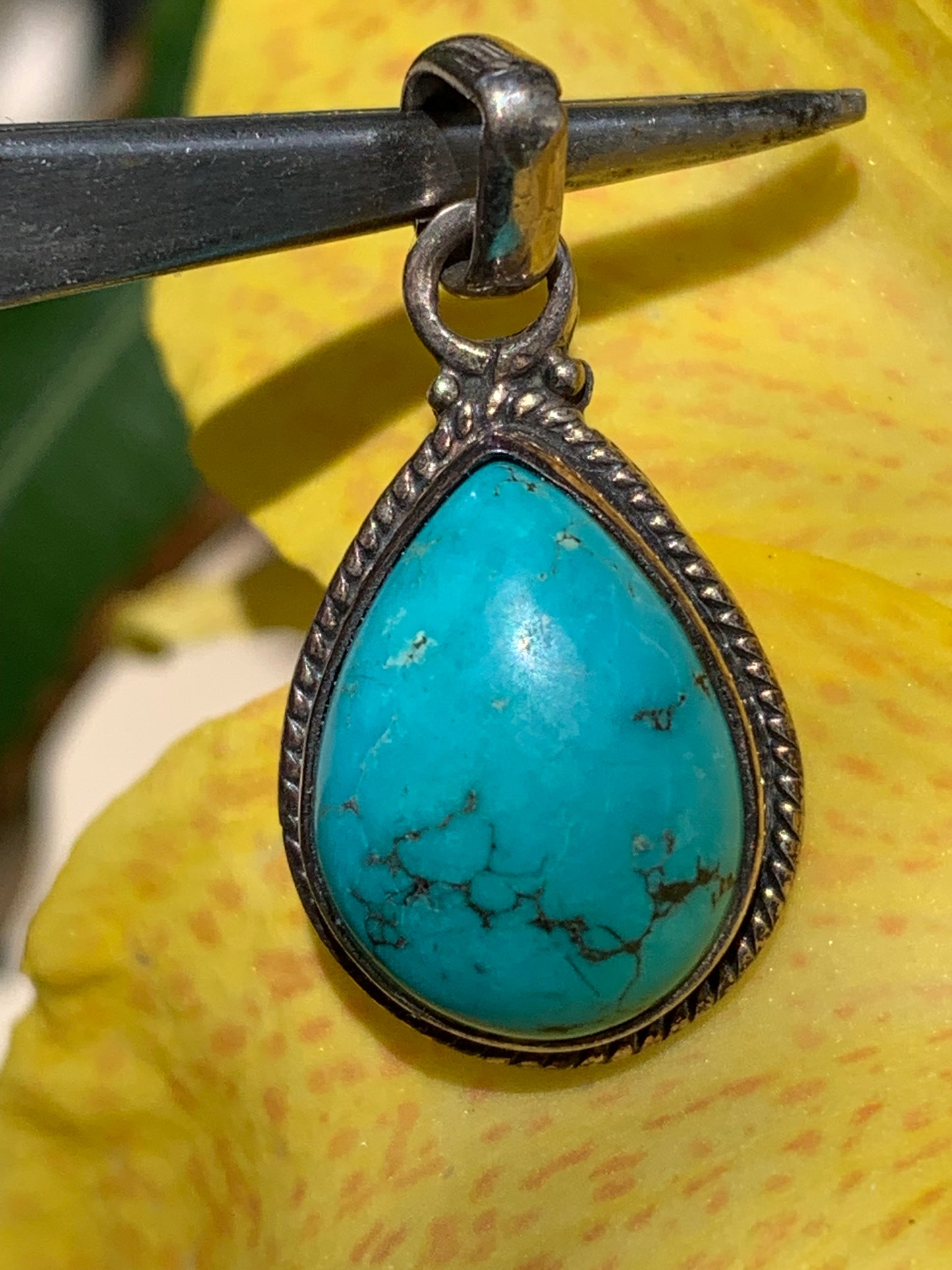 Turquoise Perse ! Pendentif en Argent 925 de 30mm de hauteur x 15 de largeur x 8 d'épaisseur. Vendu avec cordon réglable de couleur noire !