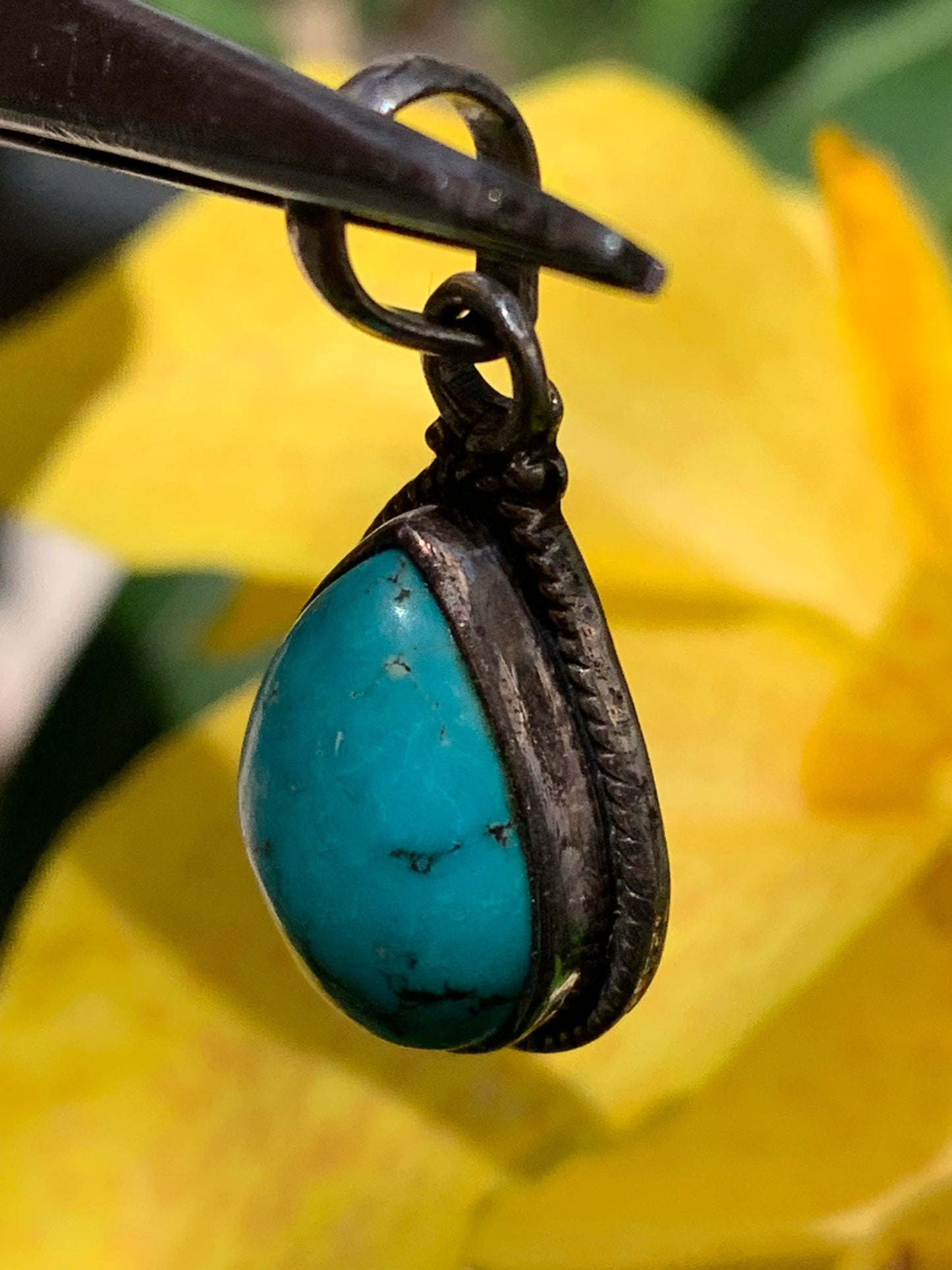 Turquoise Perse ! Pendentif en Argent 925 de 30mm de hauteur x 15 de largeur x 8 d'épaisseur. Vendu avec cordon réglable de couleur noire !