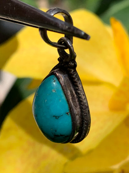 Turquoise Perse ! Pendentif en Argent 925 de 30mm de hauteur x 15 de largeur x 8 d'épaisseur. Vendu avec cordon réglable de couleur noire !