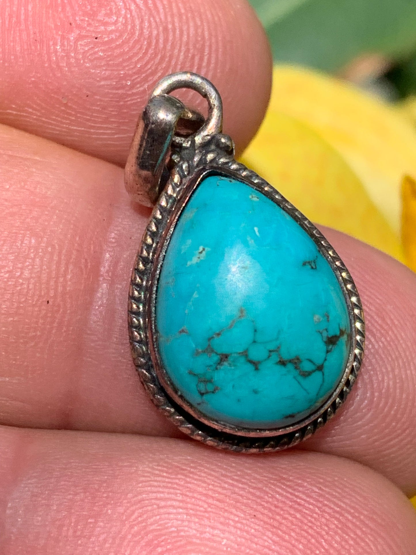 Turquoise Perse ! Pendentif en Argent 925 de 30mm de hauteur x 15 de largeur x 8 d'épaisseur. Vendu avec cordon réglable de couleur noire !