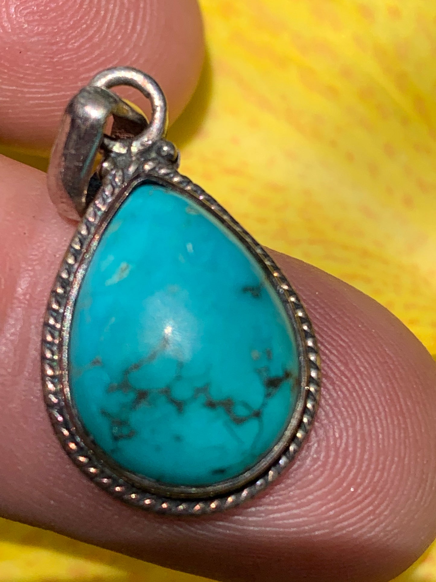 Turquoise Perse ! Pendentif en Argent 925 de 30mm de hauteur x 15 de largeur x 8 d'épaisseur. Vendu avec cordon réglable de couleur noire !