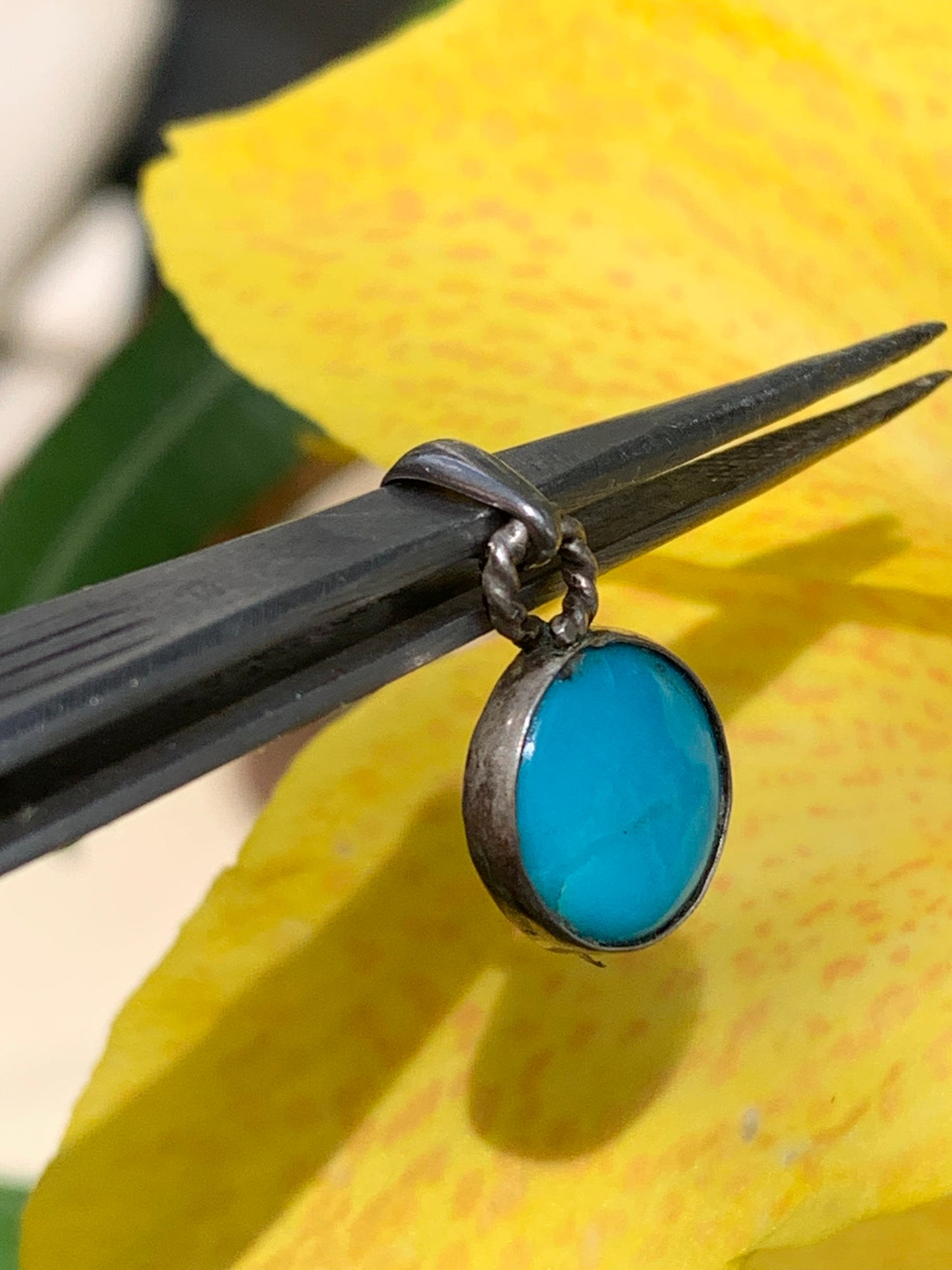 Turquoise des U.S.A ! Pendentif en Argent 925 de 22mm de hauteur x 12 de largeur x 4 d'épaisseur. Vendu avec cordon réglable de couleur noire !