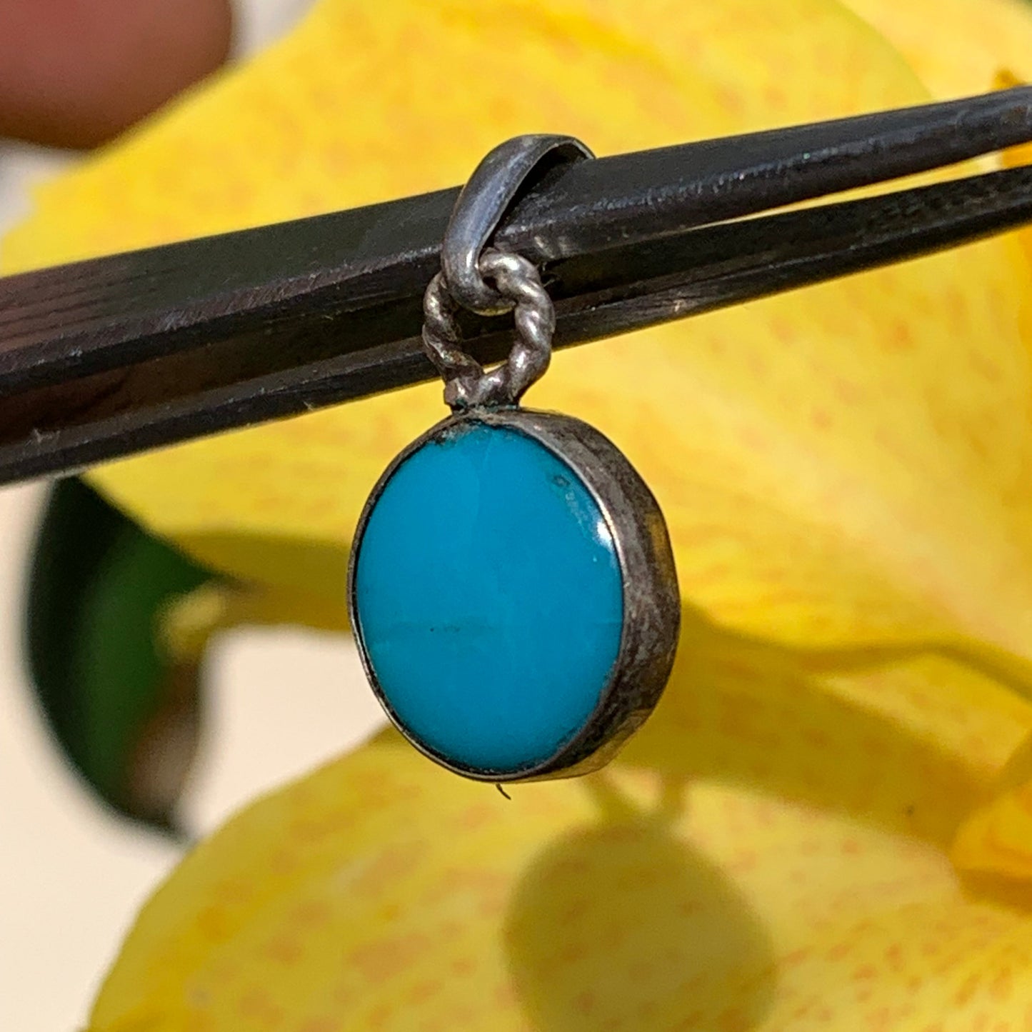 Turquoise des U.S.A ! Pendentif en Argent 925 de 22mm de hauteur x 12 de largeur x 4 d'épaisseur. Vendu avec cordon réglable de couleur noire !