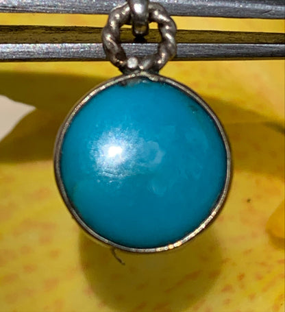 Turquoise des U.S.A ! Pendentif en Argent 925 de 22mm de hauteur x 12 de largeur x 4 d'épaisseur. Vendu avec cordon réglable de couleur noire !