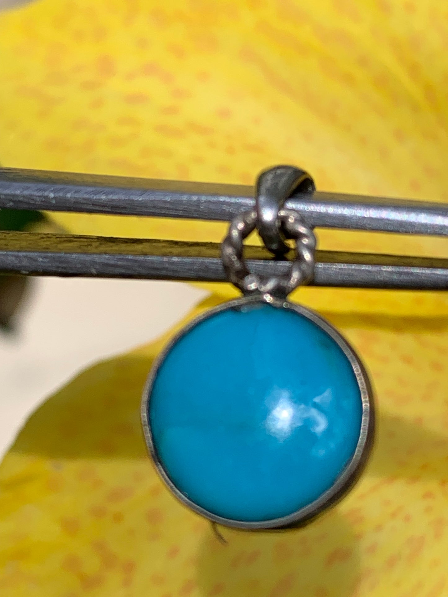 Turquoise des U.S.A ! Pendentif en Argent 925 de 22mm de hauteur x 12 de largeur x 4 d'épaisseur. Vendu avec cordon réglable de couleur noire !
