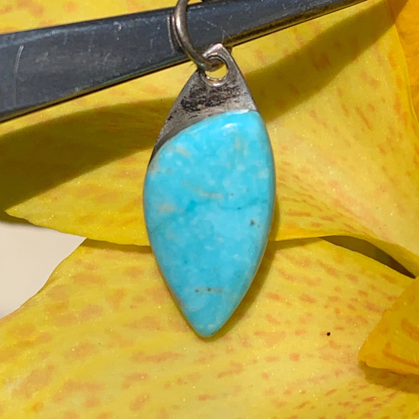 Turquoise des U.S.A ! Pendentif en Argent 925 de 24mm de hauteur x 10 de largeur x 4 d'épaisseur. Vendu avec cordon réglable de couleur noire !