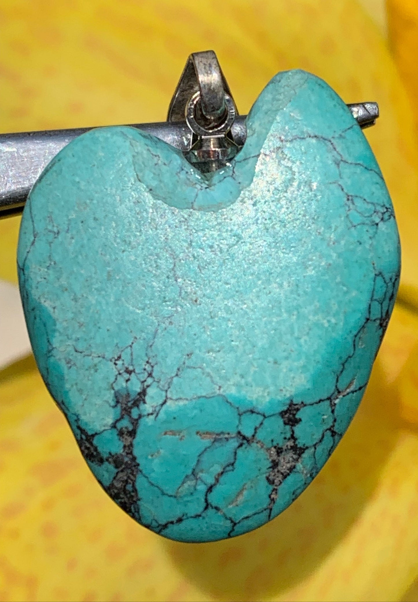 Turquoise de Chine ! Pendentif en Argent 925 de 30mm de hauteur x 20 de largeur x 7 d'épaisseur. Vendu avec cordon réglable de couleur noire !