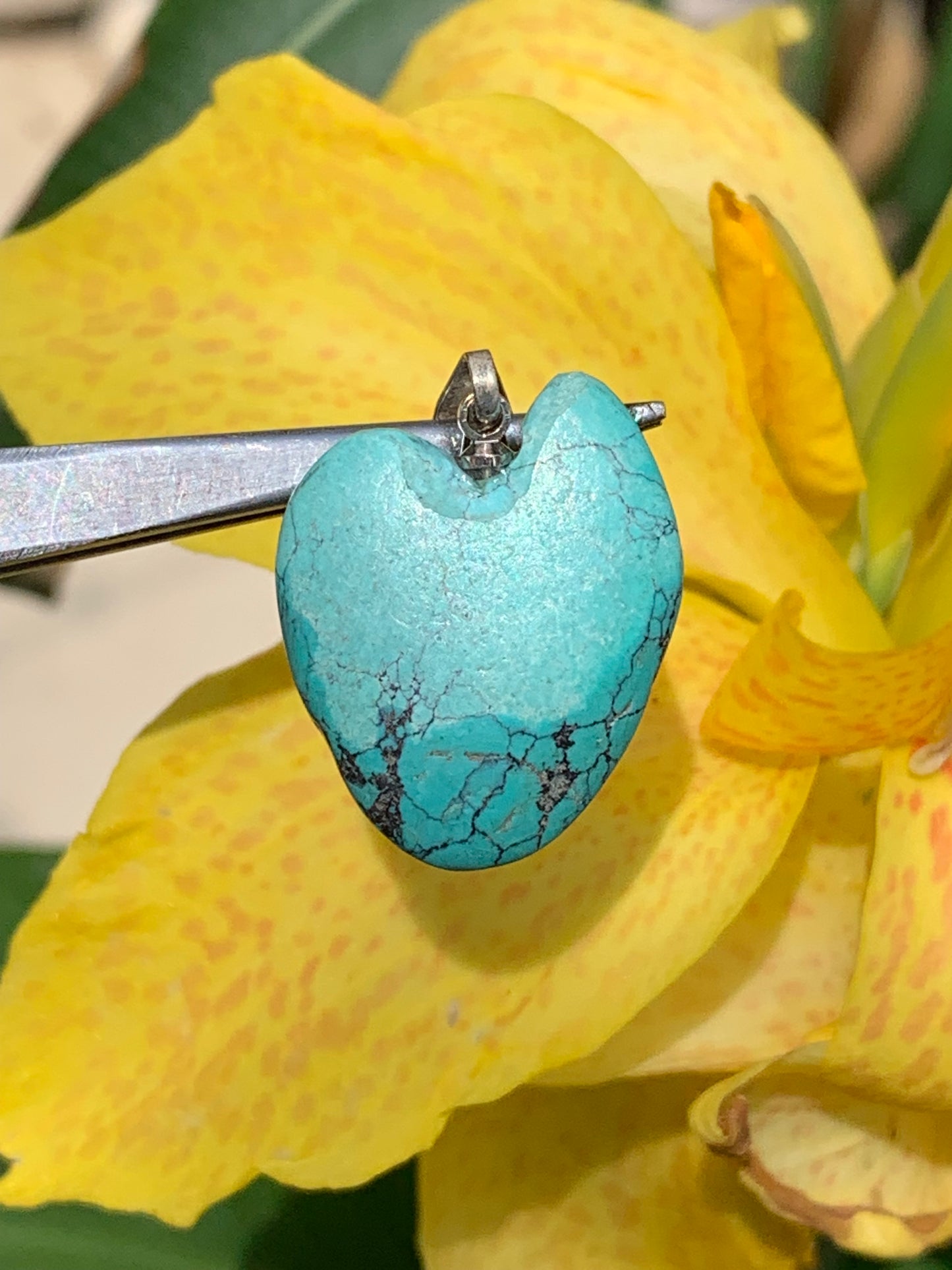 Turquoise de Chine ! Pendentif en Argent 925 de 30mm de hauteur x 20 de largeur x 7 d'épaisseur. Vendu avec cordon réglable de couleur noire !