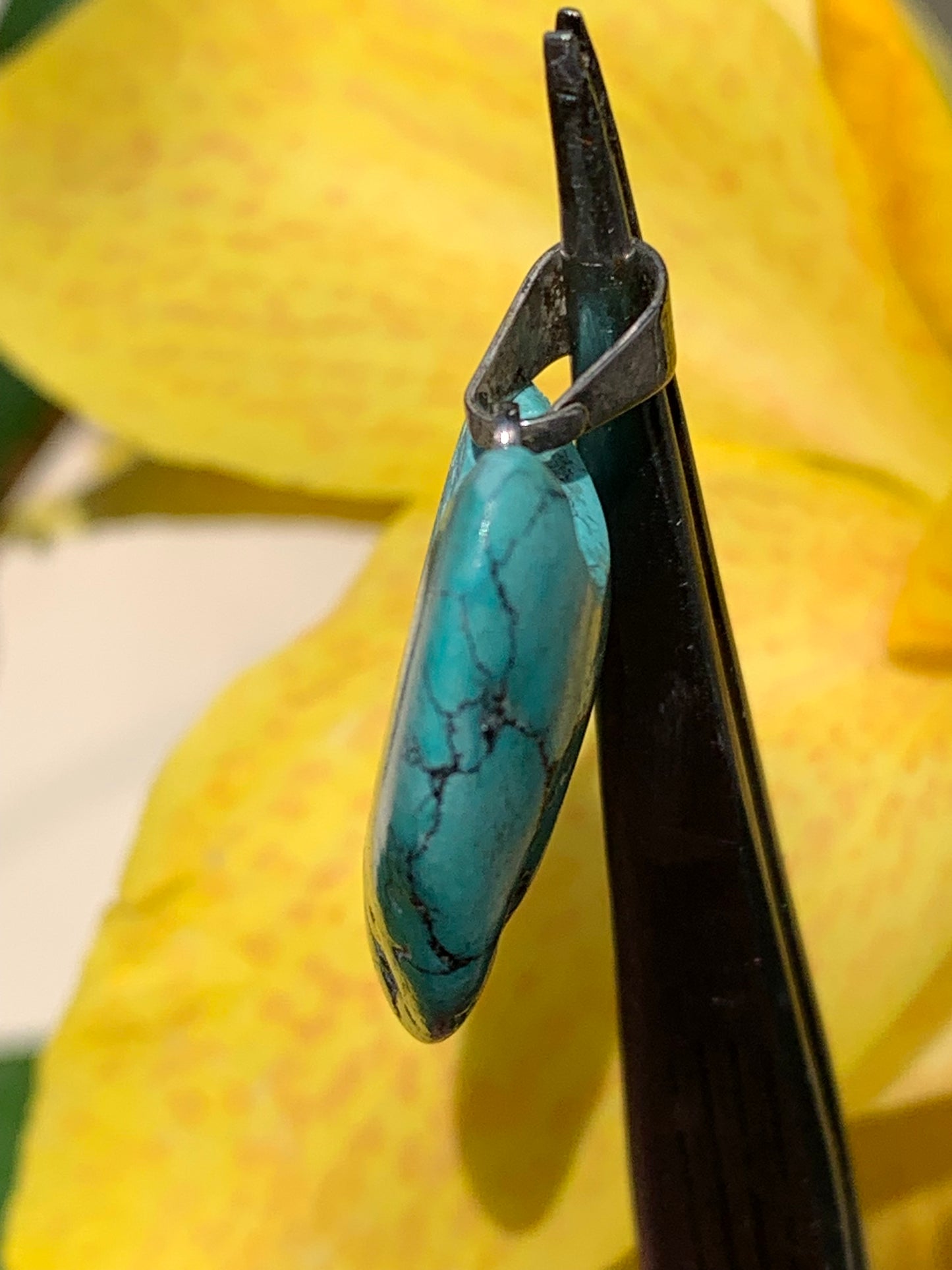 Turquoise de Chine ! Pendentif en Argent 925 de 30mm de hauteur x 20 de largeur x 7 d'épaisseur. Vendu avec cordon réglable de couleur noire !