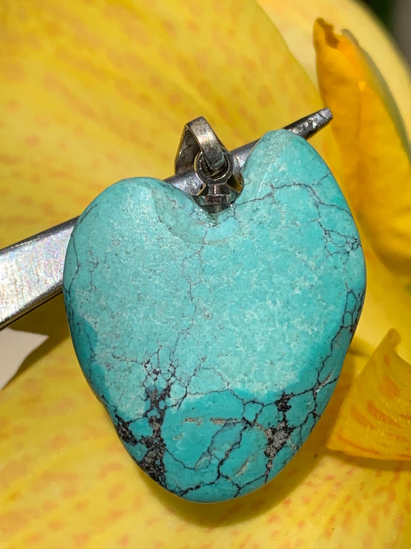 Turquoise de Chine ! Pendentif en Argent 925 de 30mm de hauteur x 20 de largeur x 7 d'épaisseur. Vendu avec cordon réglable de couleur noire !