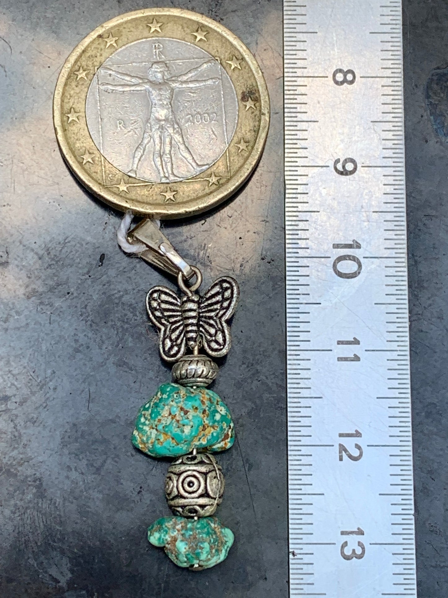 Turquoise USA ! Pendentif avec fantaisies de 40mm de hauteur x 11 de largeur x 8 d'épaisseur. Vendu avec cordon réglable de couleur noire !