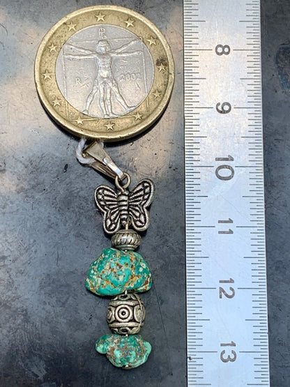 Turquoise USA ! Pendentif avec fantaisies de 40mm de hauteur x 11 de largeur x 8 d'épaisseur. Vendu avec cordon réglable de couleur noire !