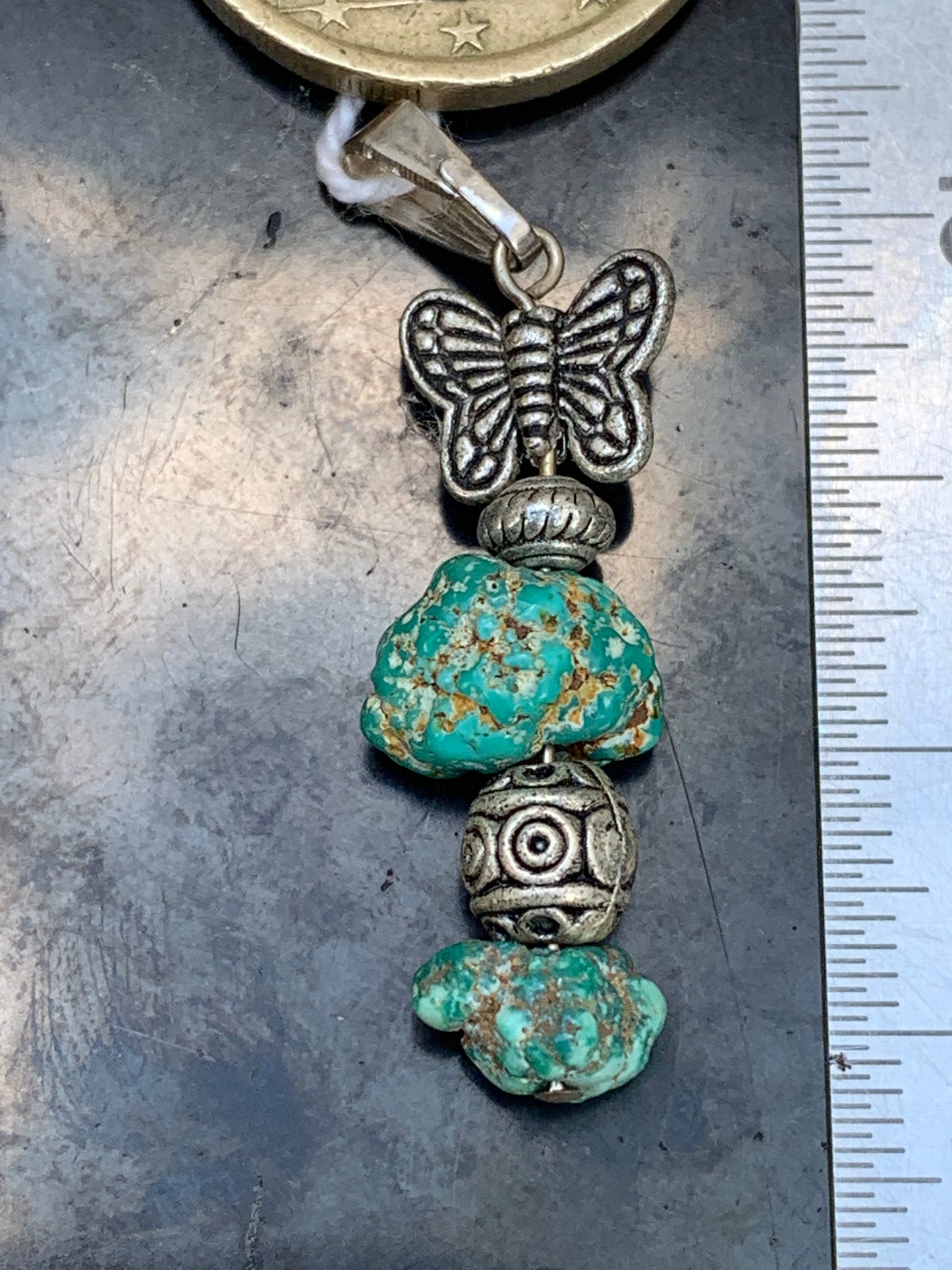 Turquoise USA ! Pendentif avec fantaisies de 40mm de hauteur x 11 de largeur x 8 d'épaisseur. Vendu avec cordon réglable de couleur noire !