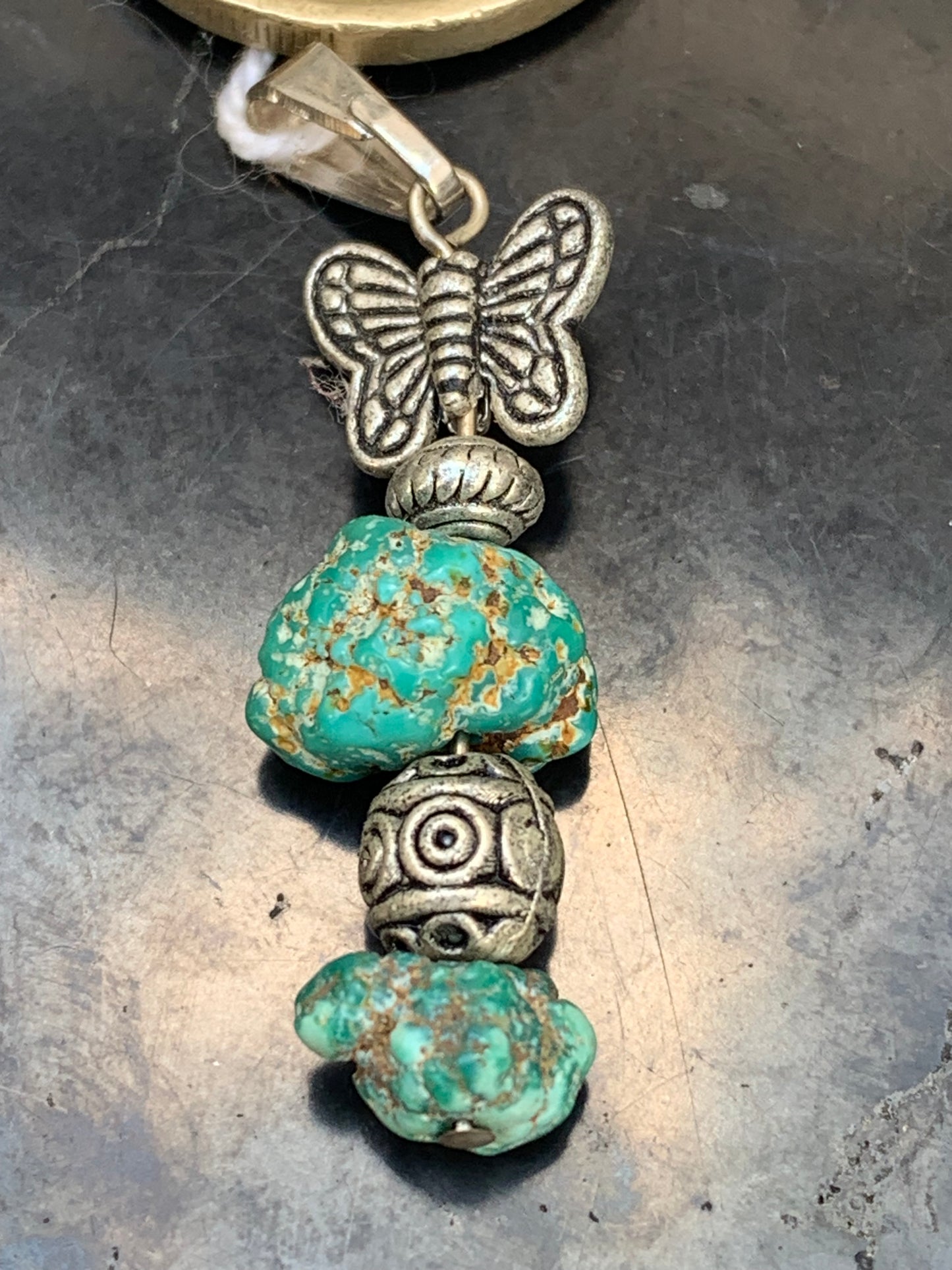 Turquoise USA ! Pendentif avec fantaisies de 40mm de hauteur x 11 de largeur x 8 d'épaisseur. Vendu avec cordon réglable de couleur noire !