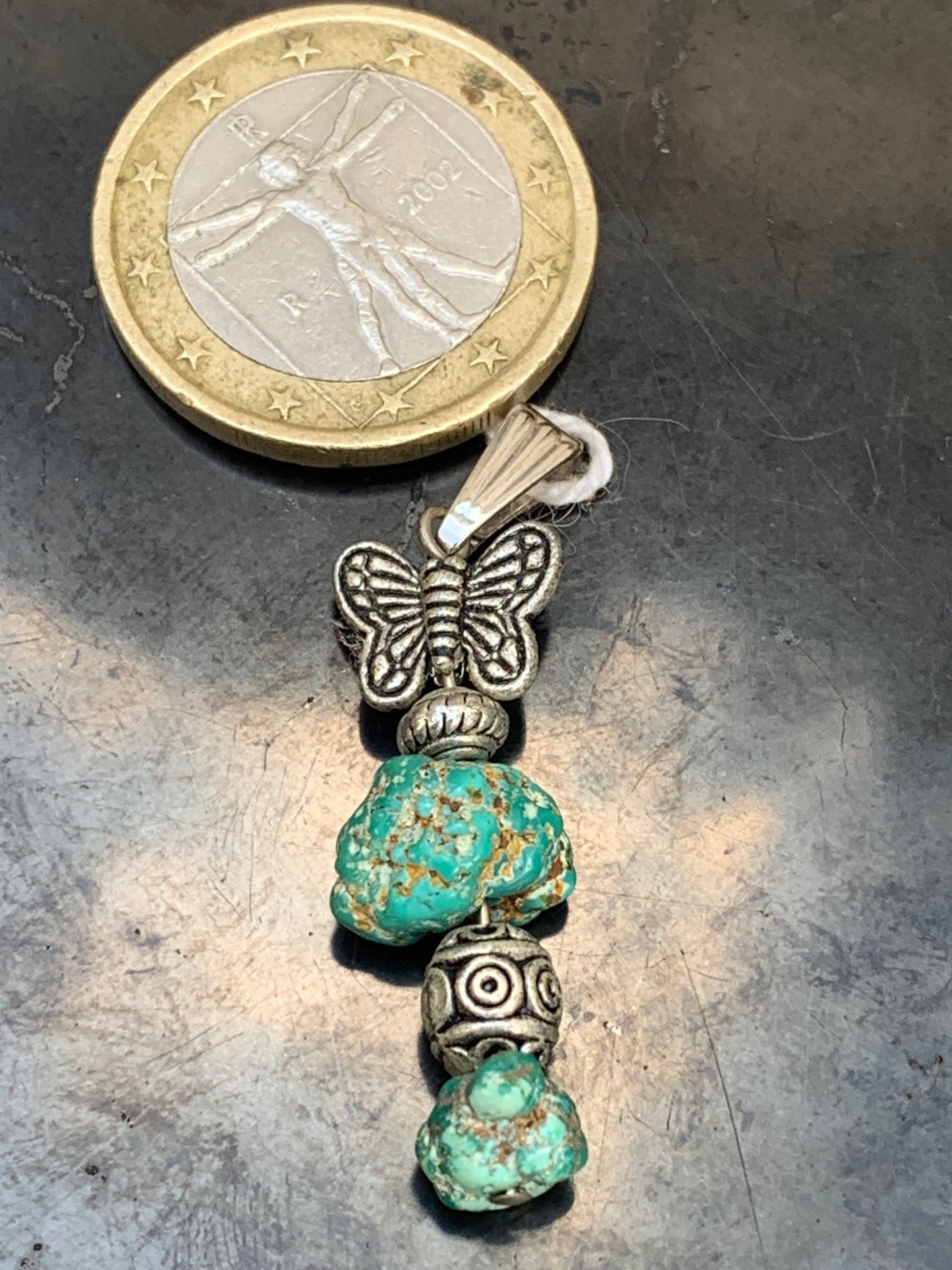 Turquoise USA ! Pendentif avec fantaisies de 40mm de hauteur x 11 de largeur x 8 d'épaisseur. Vendu avec cordon réglable de couleur noire !