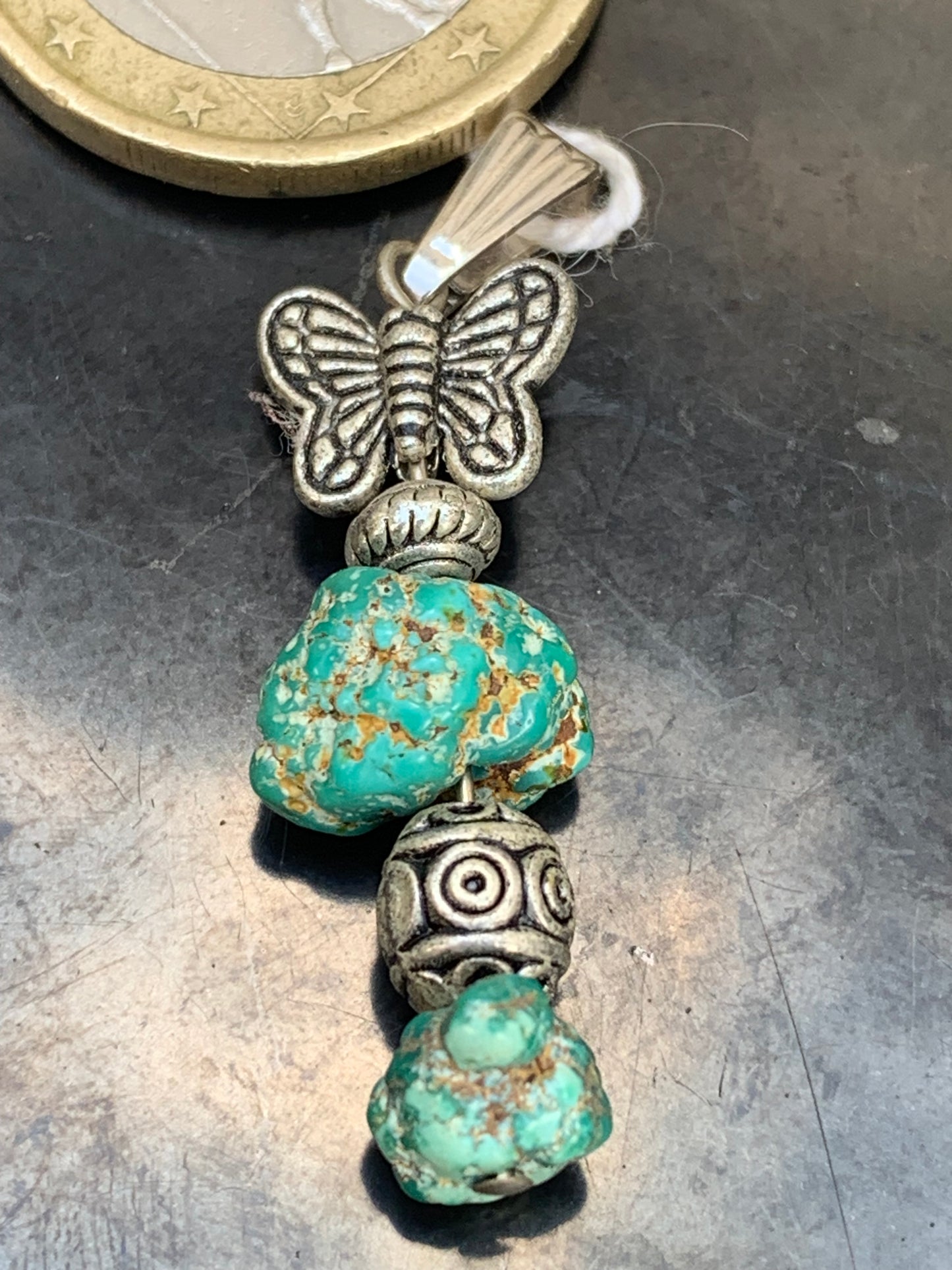 Turquoise USA ! Pendentif avec fantaisies de 40mm de hauteur x 11 de largeur x 8 d'épaisseur. Vendu avec cordon réglable de couleur noire !