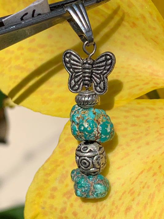 Turquoise USA ! Pendentif avec fantaisies de 40mm de hauteur x 11 de largeur x 8 d'épaisseur. Vendu avec cordon réglable de couleur noire !