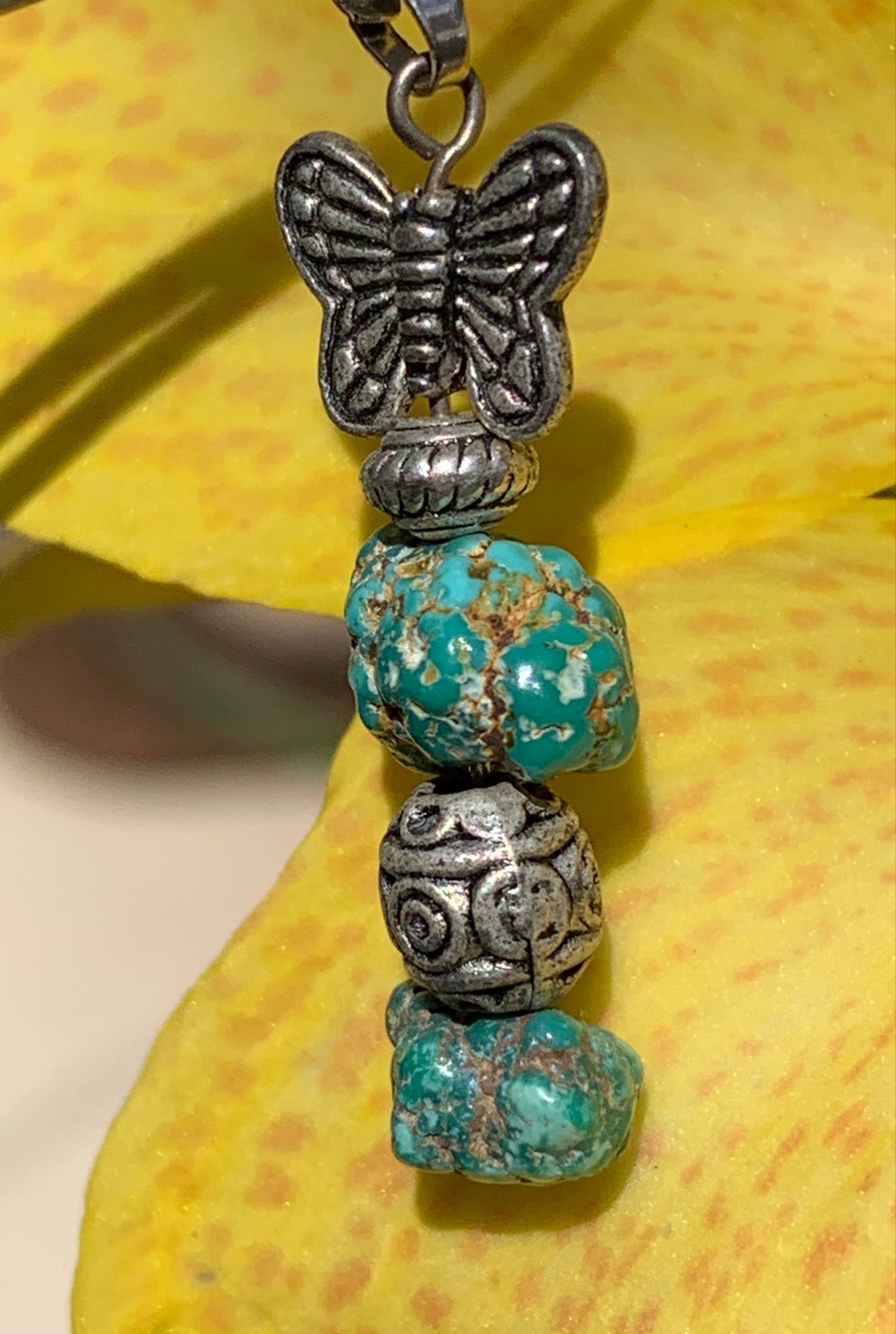 Turquoise USA ! Pendentif avec fantaisies de 40mm de hauteur x 11 de largeur x 8 d'épaisseur. Vendu avec cordon réglable de couleur noire !
