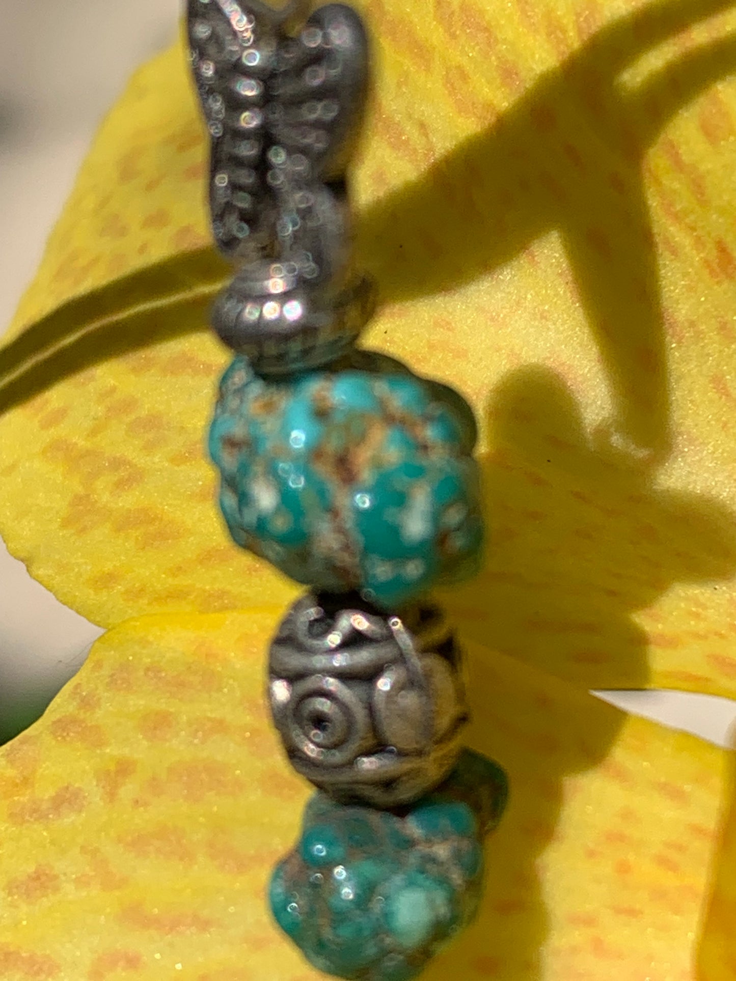 Turquoise USA ! Pendentif avec fantaisies de 40mm de hauteur x 11 de largeur x 8 d'épaisseur. Vendu avec cordon réglable de couleur noire !