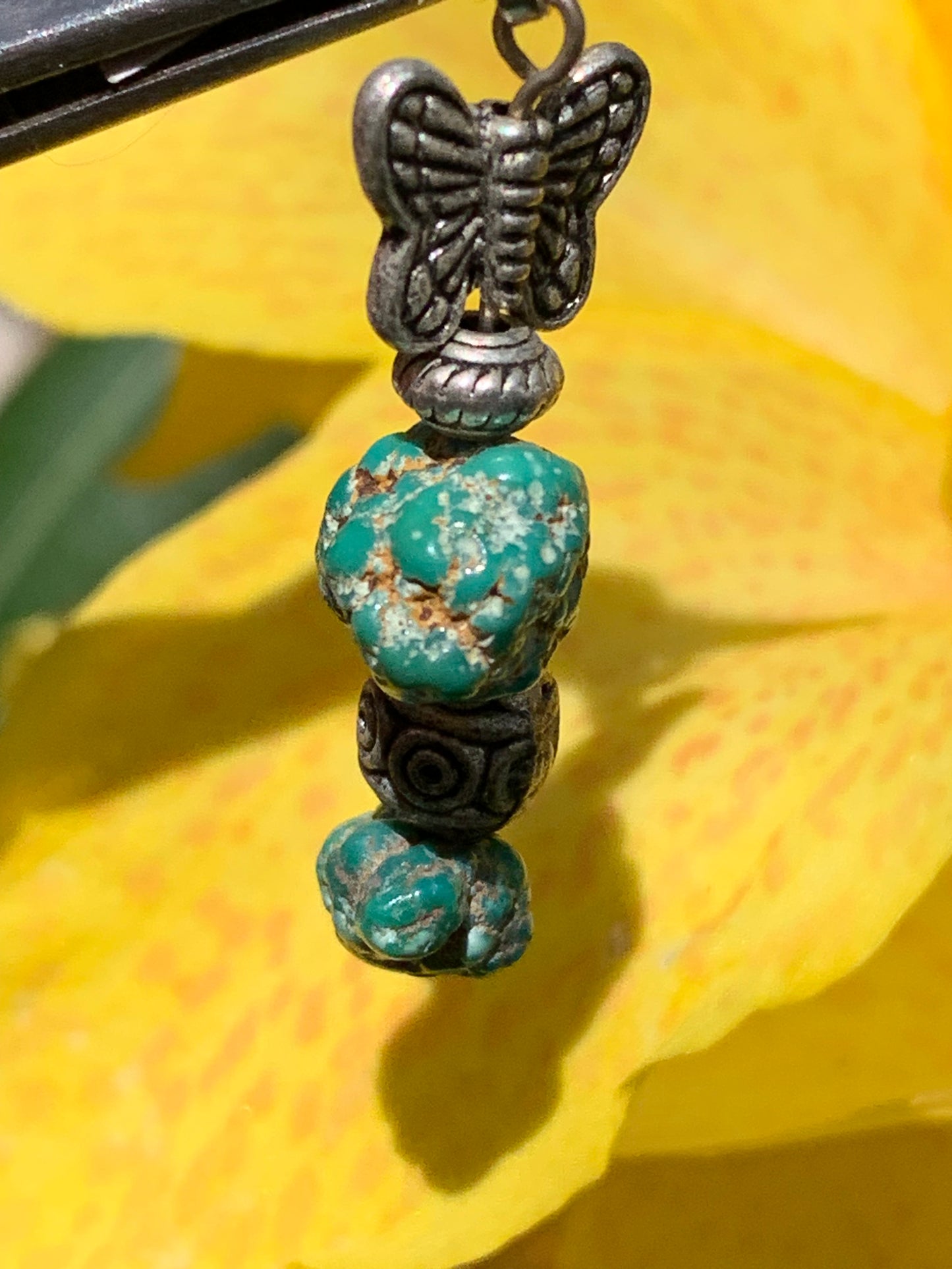 Turquoise USA ! Pendentif avec fantaisies de 40mm de hauteur x 11 de largeur x 8 d'épaisseur. Vendu avec cordon réglable de couleur noire !