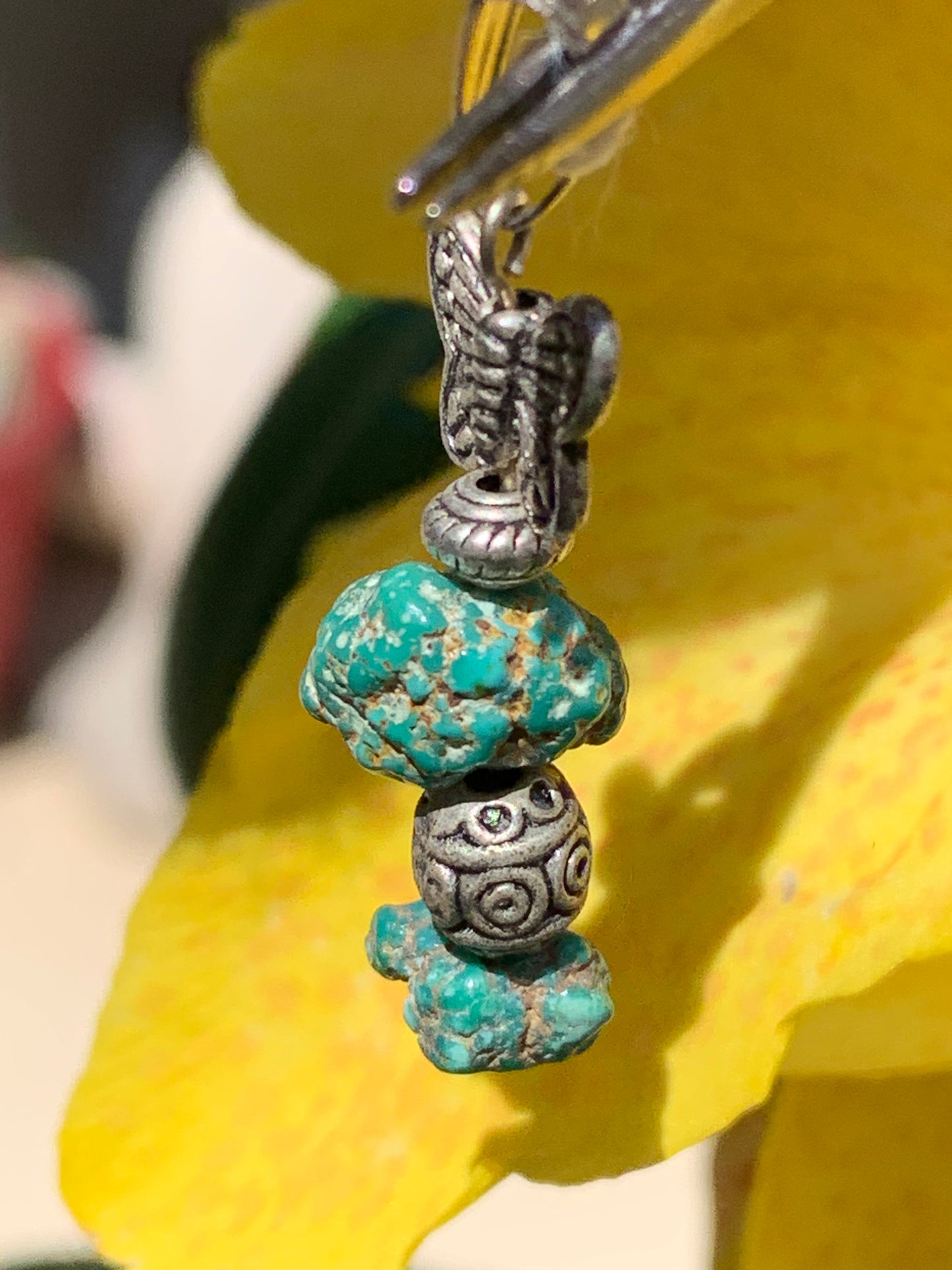 Turquoise USA ! Pendentif avec fantaisies de 40mm de hauteur x 11 de largeur x 8 d'épaisseur. Vendu avec cordon réglable de couleur noire !