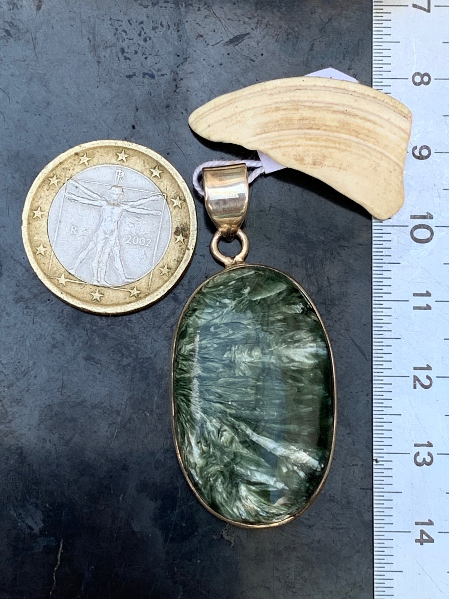 Séraphinite ! Pendentif en Argent 925 de 48mm de hauteur x 22 de largeur x 8 d'épaisseur. Vendu avec cordon réglable de couleur noire !