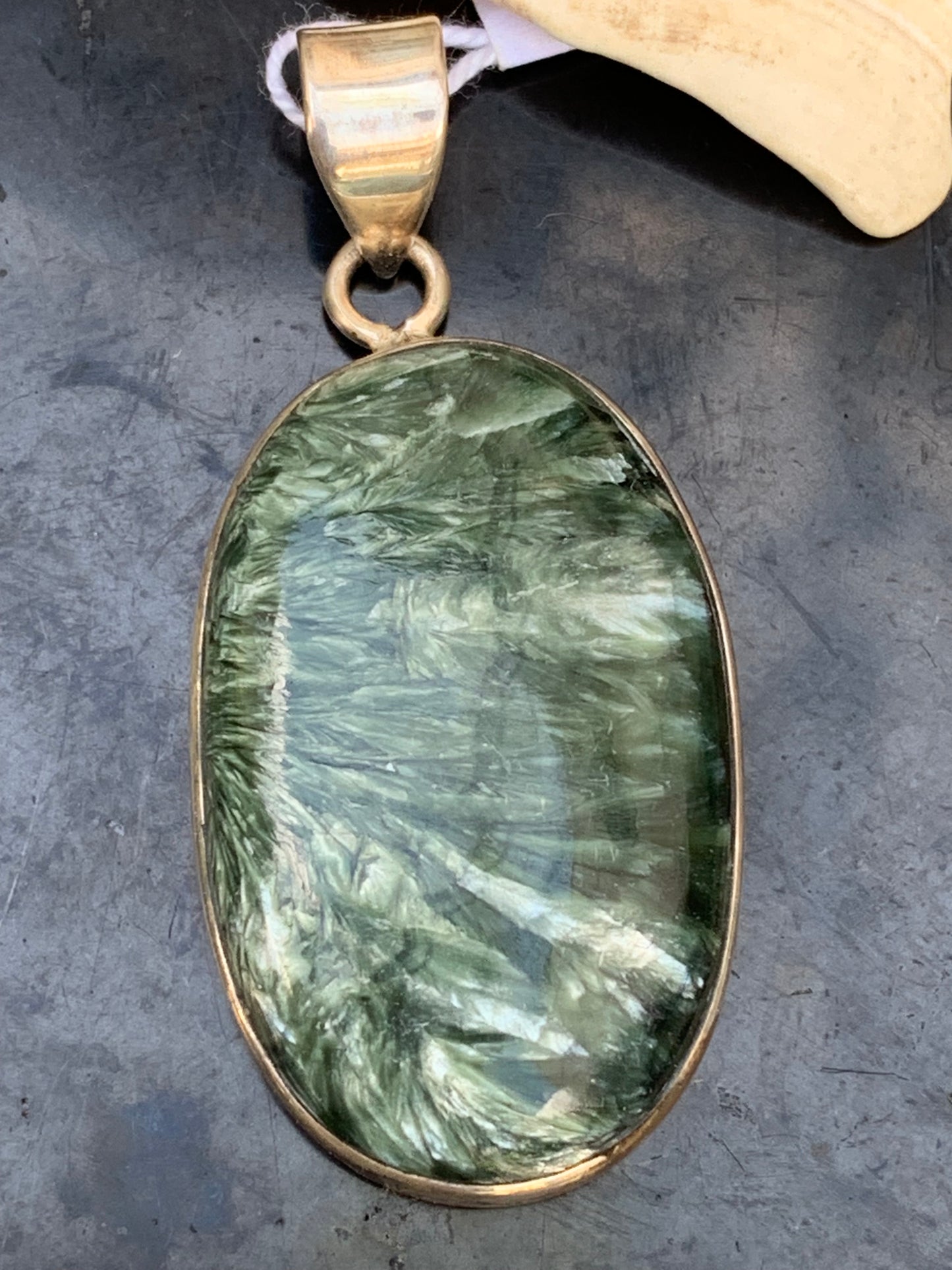 Séraphinite ! Pendentif en Argent 925 de 48mm de hauteur x 22 de largeur x 8 d'épaisseur. Vendu avec cordon réglable de couleur noire !