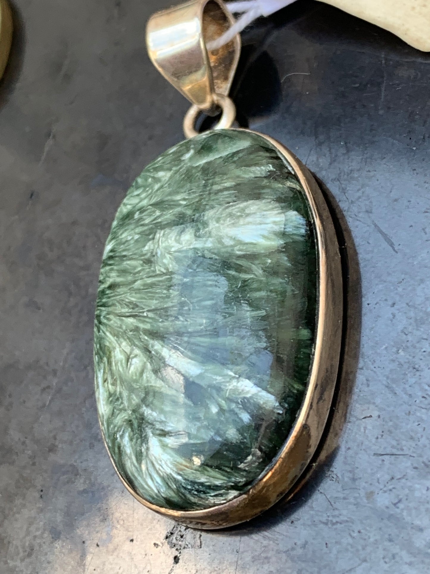 Séraphinite ! Pendentif en Argent 925 de 48mm de hauteur x 22 de largeur x 8 d'épaisseur. Vendu avec cordon réglable de couleur noire !