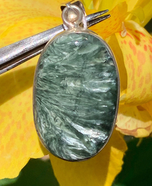 Séraphinite ! Pendentif en Argent 925 de 48mm de hauteur x 22 de largeur x 8 d'épaisseur. Vendu avec cordon réglable de couleur noire !