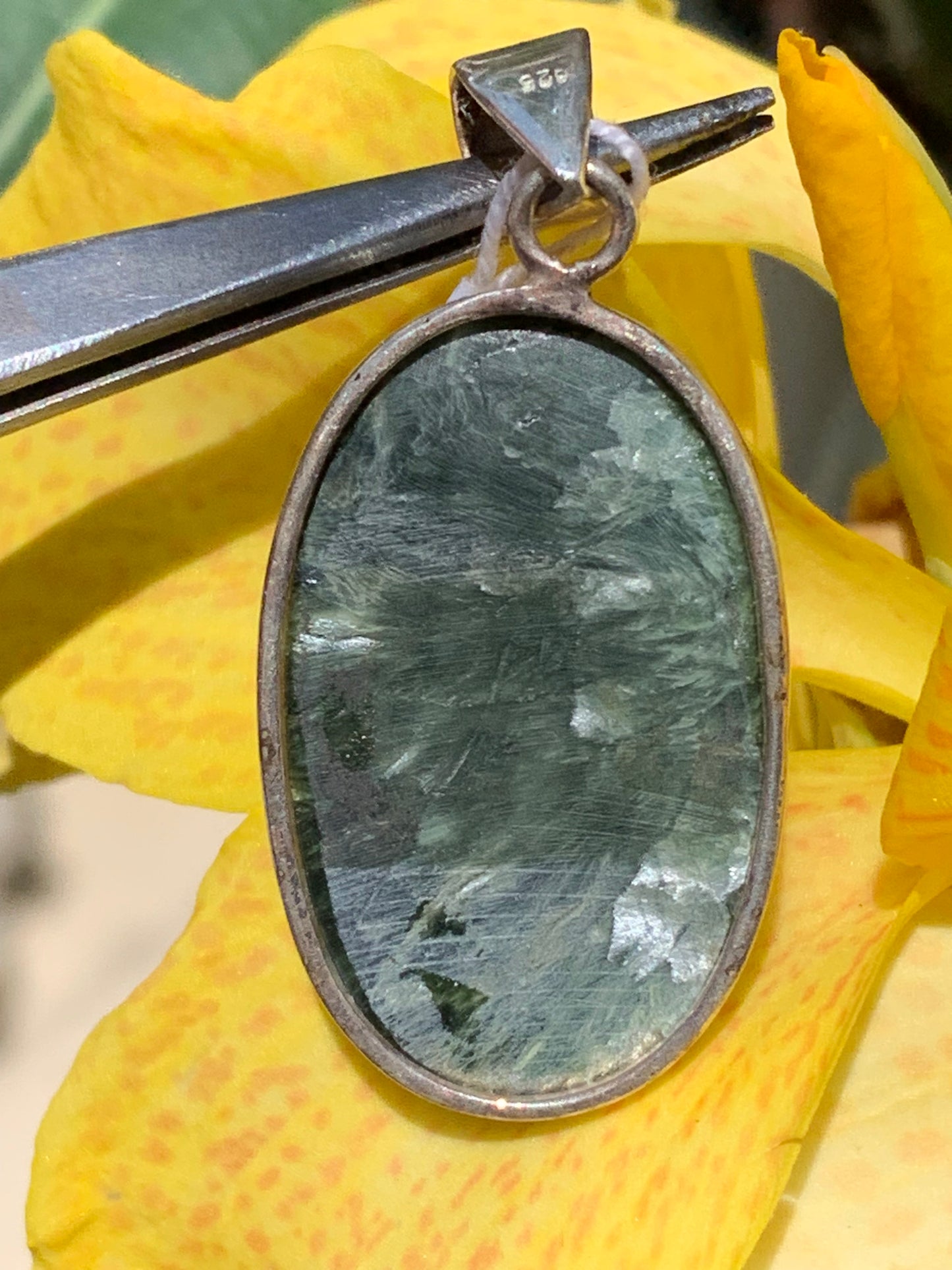 Séraphinite ! Pendentif en Argent 925 de 48mm de hauteur x 22 de largeur x 8 d'épaisseur. Vendu avec cordon réglable de couleur noire !